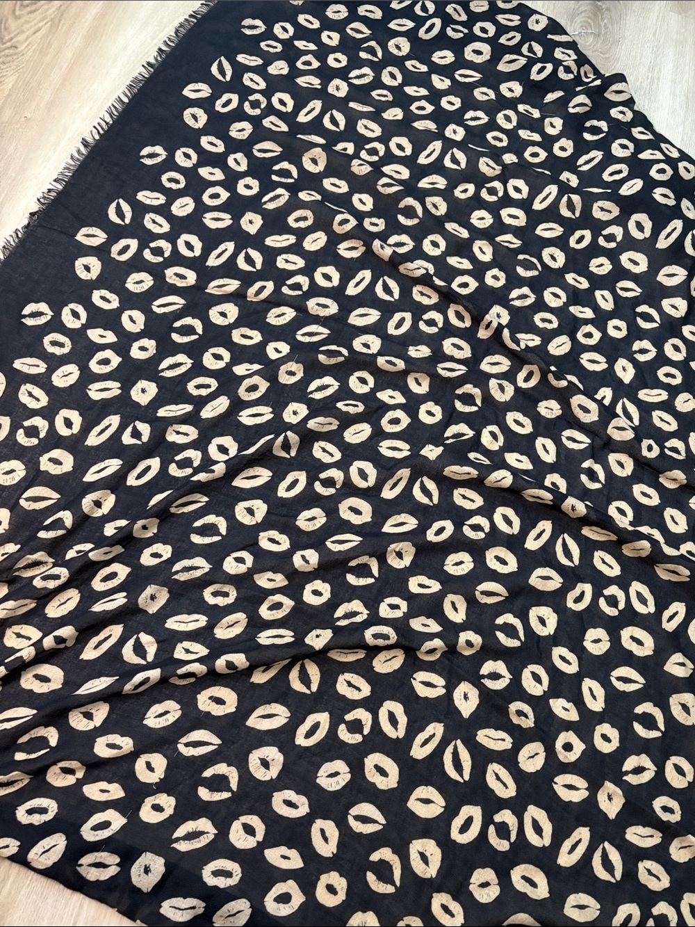 Marc by Marc Jacobs Mademoiselle Kiss Lips Print Scarf One Size novelty designer - Picture 5 of 6